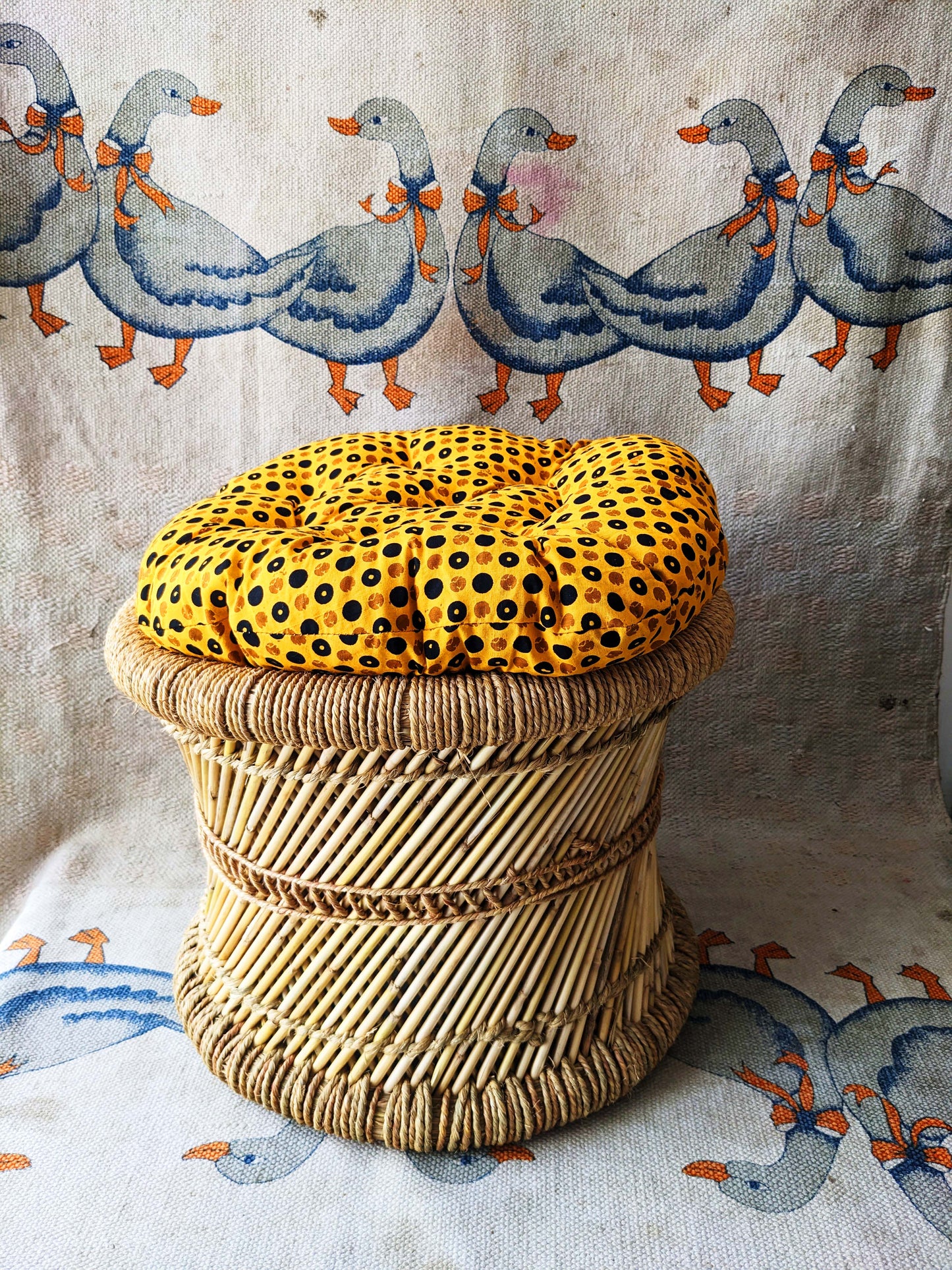 Mudda stool with cushion